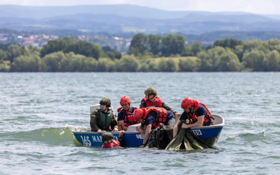 Na Rozkoši v tuhle chvíli trénují záchranáři, zachraňují osoby z vodní hladiny