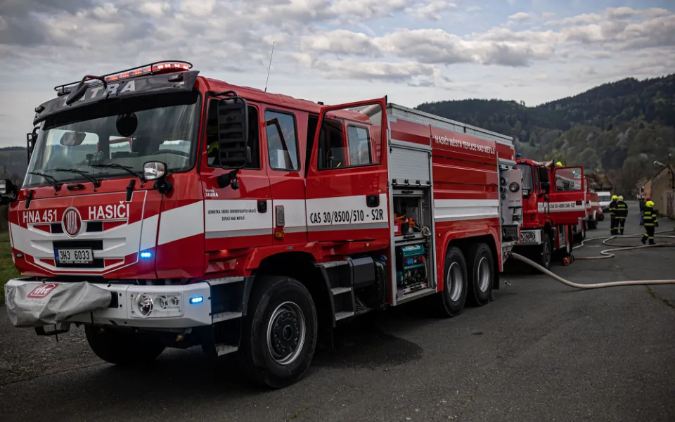 Na Jičínsku hořel les, při zásahu asistoval i bambivak a osmdesát hasičů