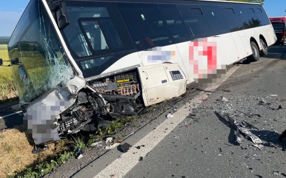 Srážka autobusu s autem na Rychnovsku uzavřela silnici I/14. Na místo letěl vrtulník