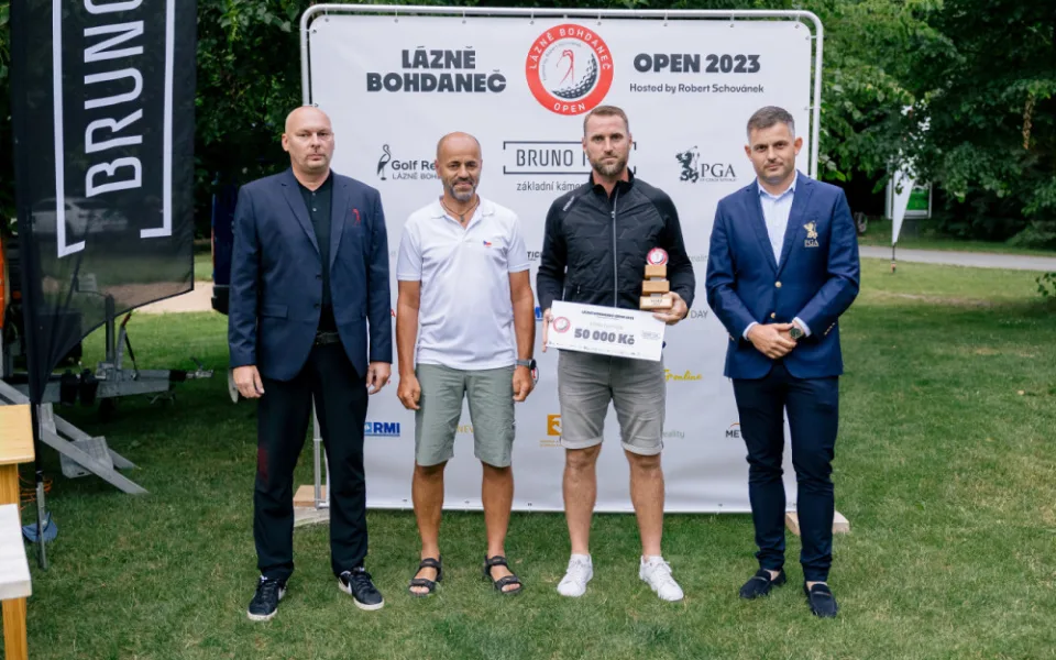 Hřiště v Lázních Bohdaneč zaplnilo přes sto golfistů. Turnaj nakonec vyhrál Aleš Kořínek