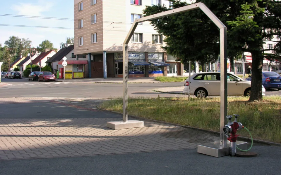 Hradec Králové dostal svou první mlžnou bránu. Lidi ji najdou na Slezském Předměstí