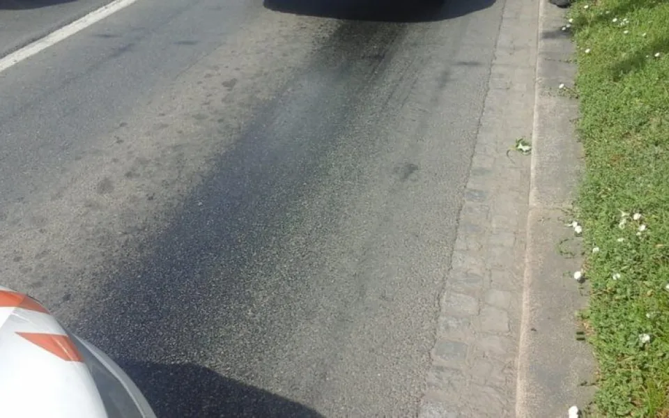 Motorkáře na silnici nemusí překvapit jen zvěř. Rizikem je i olejová skvrna.