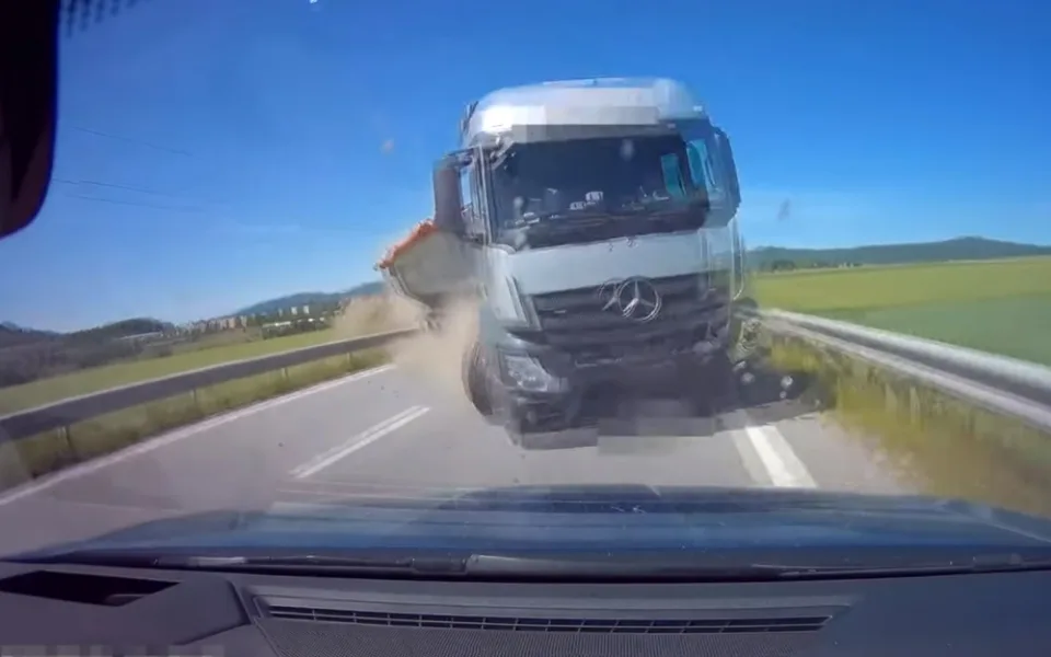 Policie zveřejnila děsivou nehodu. Na vině byla únava řidiče kamionu.
