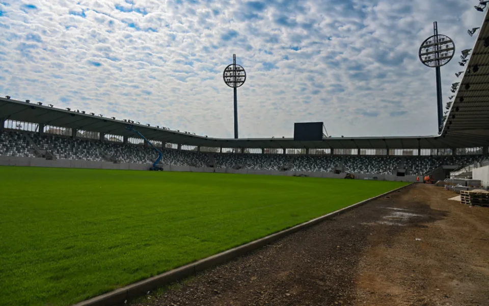 Na stadionu v Hradci začaly kolaudace, polovina července je deadline