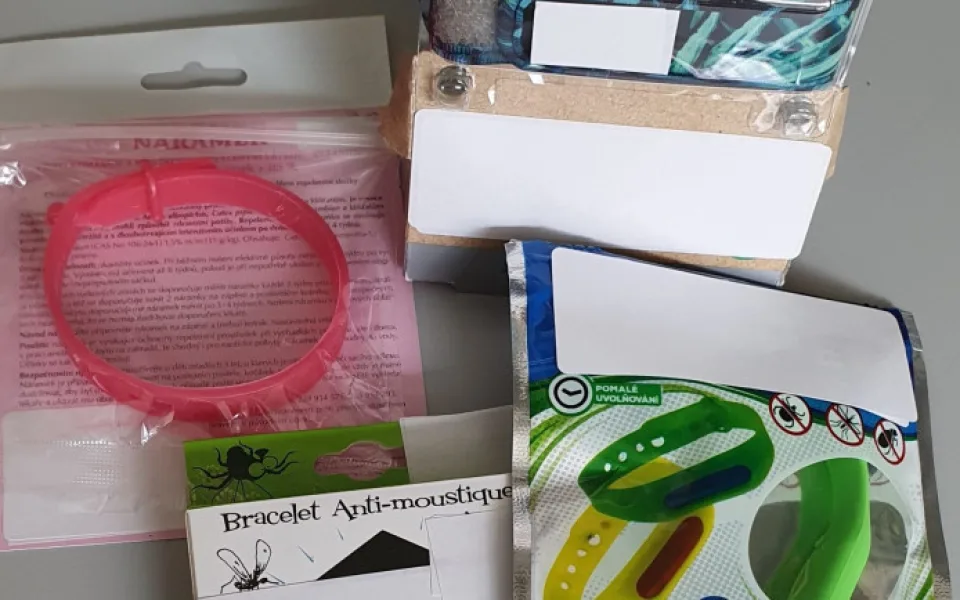 Lidé si stěžovali na nefunkční náramky proti komárům. Jsou k ničemu, potvrdili odborníci.