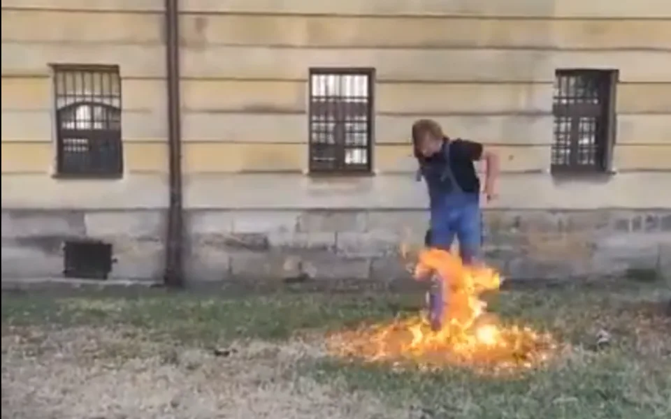 Muž v centru Hradce rozlil a zapálil hořlavou látku. Podle svědků se pokusil upálit.