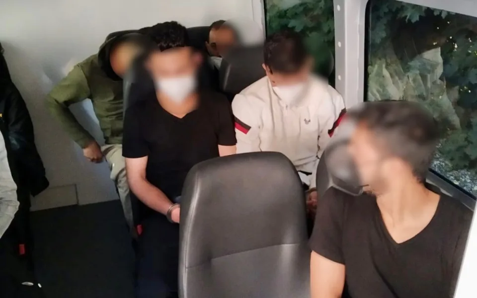 Policie odhalila v dodávce na dálnici D11 dvanáct běženců z Blízkého