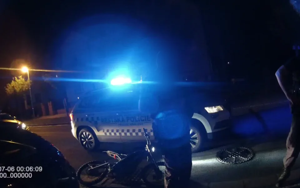 Dvojice na motorkách se pokusila ujet hlídce strážníků. Jeden vjel do budovy nádraží.