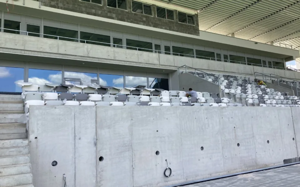 OBRAZEM: Fotbalový stadion v Hradci Králové je téměř dokončen. Podívejte se, jak vypadá uvnitř