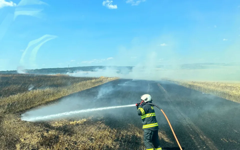 Hasiči na Hradecku zasahovali u požáru pole. Škoda je předběžně sto tisíc.