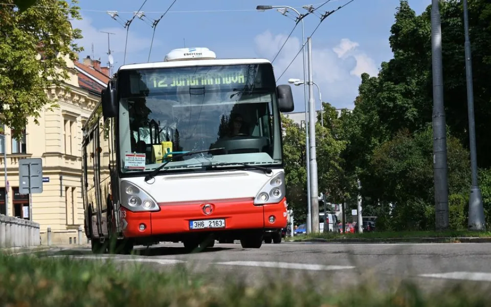 Po Hradci Králové jezdí 130 vozů MHD. Klimatizace je v polovině z nich