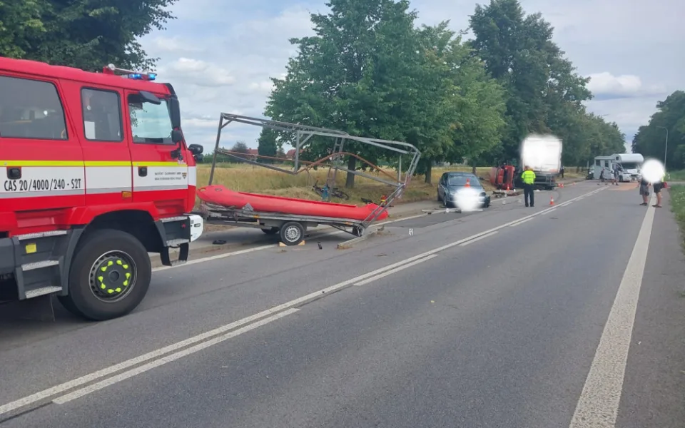 Nehoda pěti aut na Rychnovsku zablokovala silnici I/11. Zasahoval i vrtulník