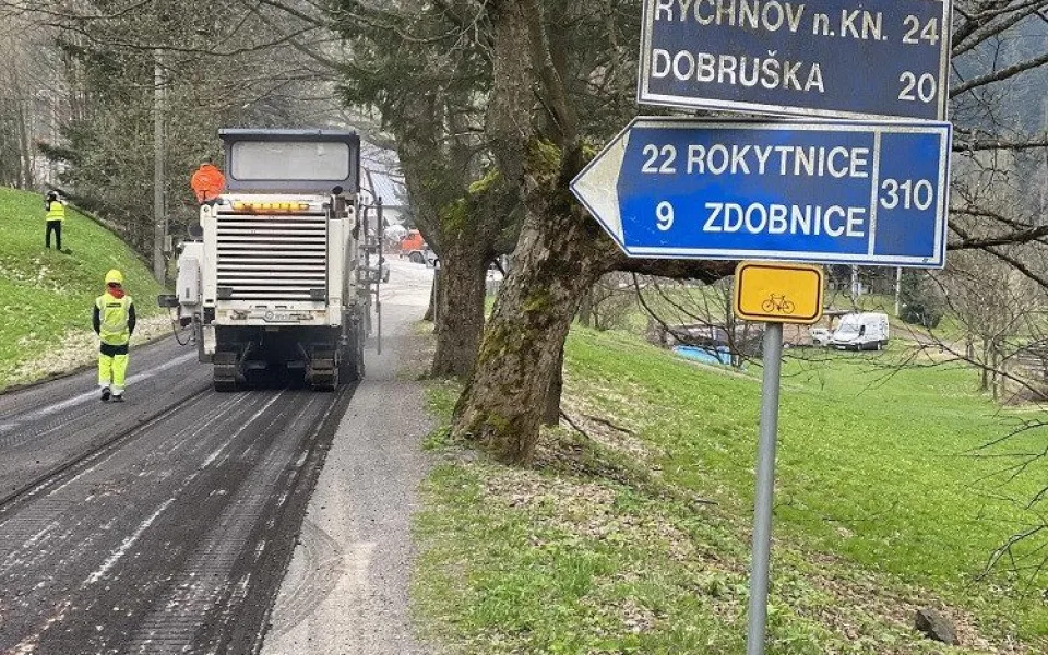 Silnice na Šerlich prochází rekonstrukcí