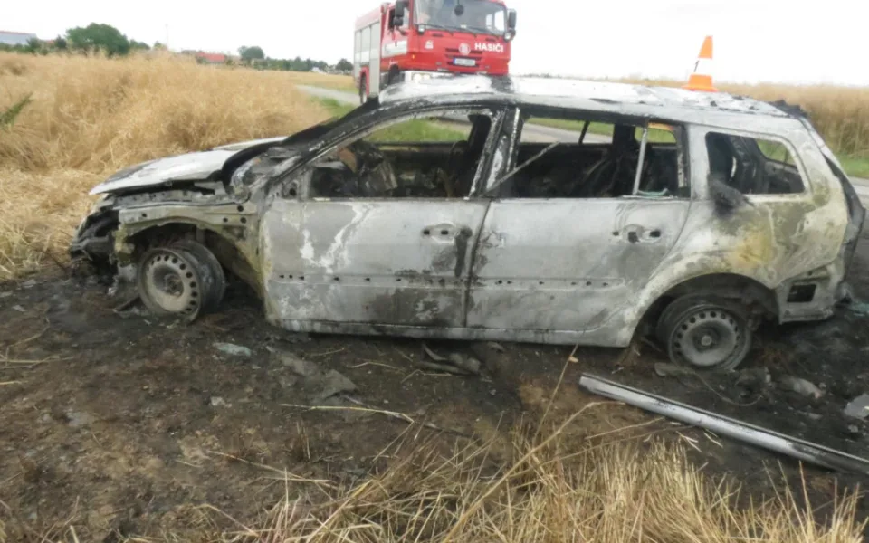 Řidič pod vlivem nezvládl zatáčku a vylétl ze silnice. Po nehodě začalo auto hořet