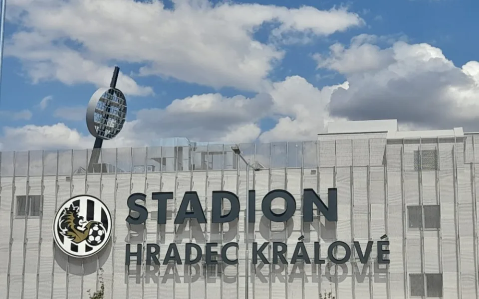 Fotbalový stadion v Hradci Králové zřejmě do 31. července hotový nebude