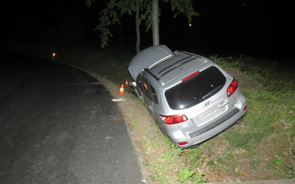 Osmnáctiletý mladík bez řidičáku nezvládl zatáčku a vyletěl ze silnice. Navíc byl pod vlivem alkoholu.