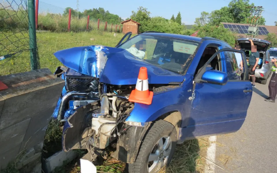 Policista mu do očí řekl, aby v opilosti neřídil. On nasedl do auta, které zdemoloval o betonovou zídku.