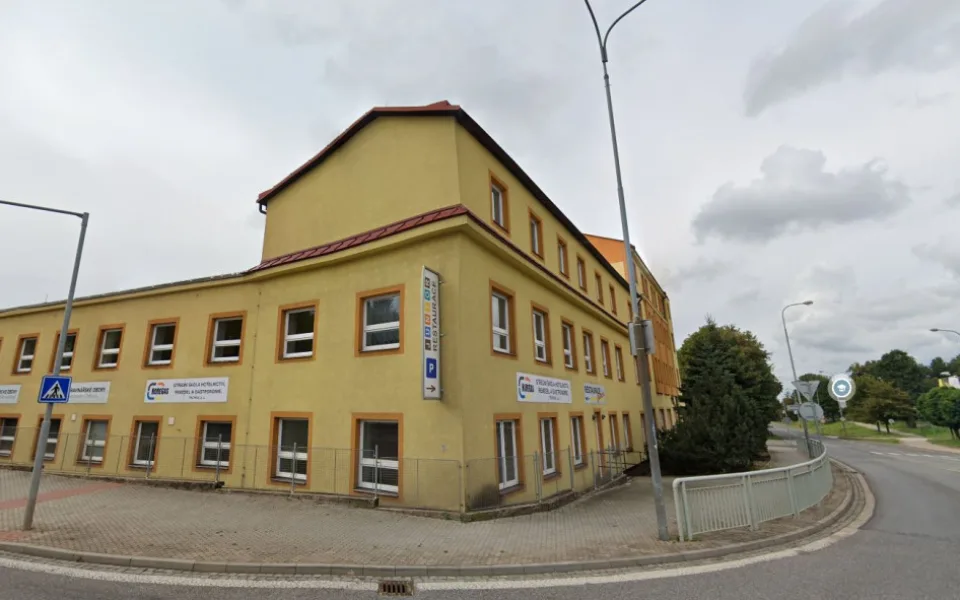 Pád nosné příčky zastavil modernizaci trutnovské střední školy