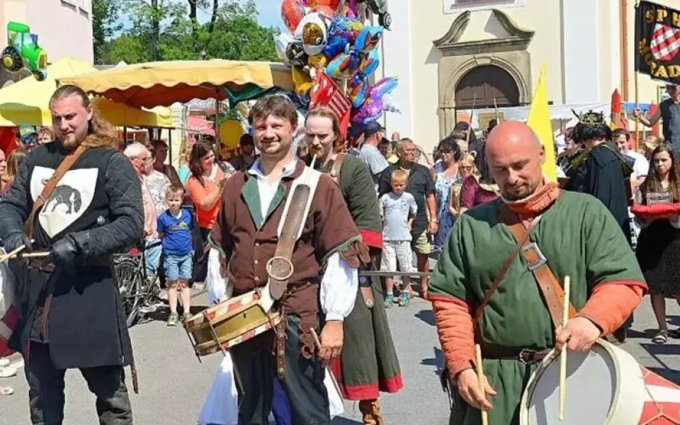 Na pouť za šermíři, na noční prohlídku zámku nebo na zmrzlinový festival. Kam o víkendu vyrazit?
