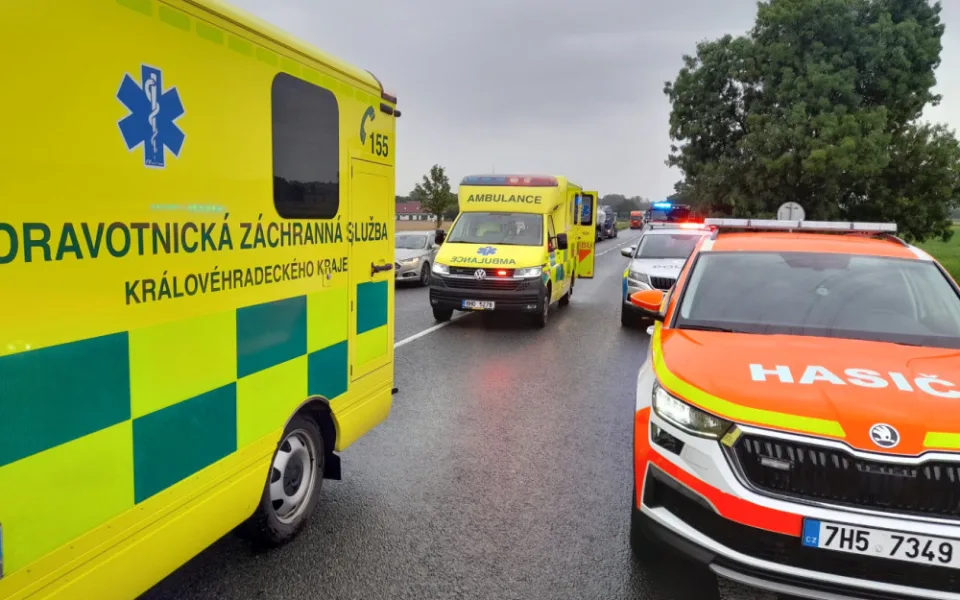 Při nehodě dvou aut na Hradecku zemřela žena. Dvě děti utrpěly vážná zranění.