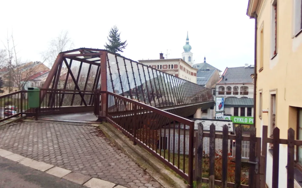 VIDEO: Trutnov začal s opravou skleněné lávky. Rekonstrukci lze sledovat on-line na internetu