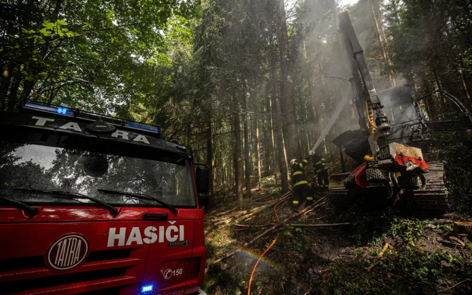 Lesníci na Rychnovsku přišli o stroj na těžbu dřeva, škoda jde do milionů