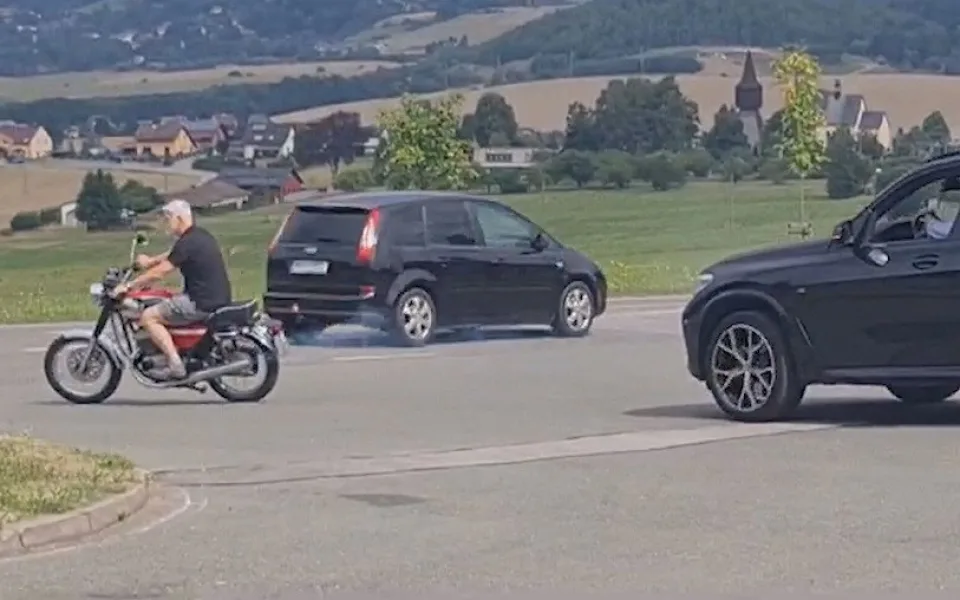 Prezident Petr Pavel na motorce bez helmy