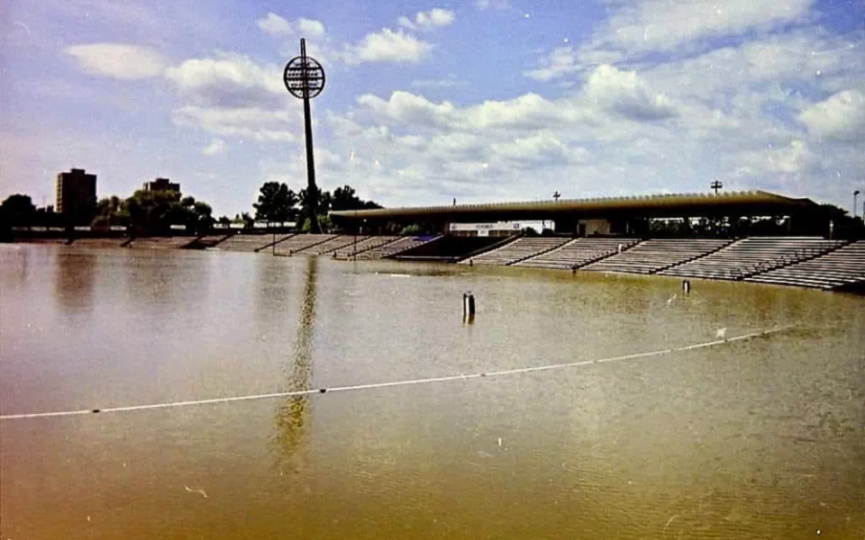 V roce 1993 se starý stadion v Hradci Králové proměnil ve vodní nádrž. Lidé se tam chodili koupat