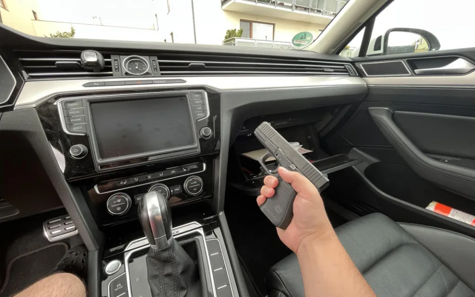 Řidič vytáhl na druhého pistoli. Policie ho dopadla při cestě na tuning sraz do Hradce Králové