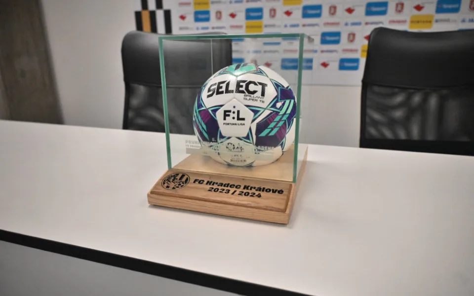Fotbalový klub draží míče a dresy z prvního zápasu v nové hradecké aréně