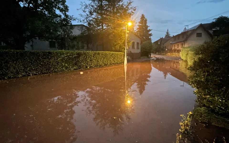 OBRAZEM: Silné bouřky v hradeckém kraji lámaly stromy a zaplavovaly sklepy či ulice