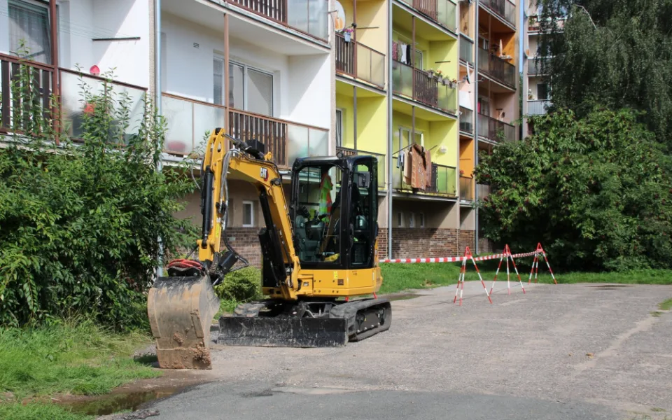Ve Dvoře Králové se začala opravovat kanalizace. Některé práce omezí dopravu a parkování