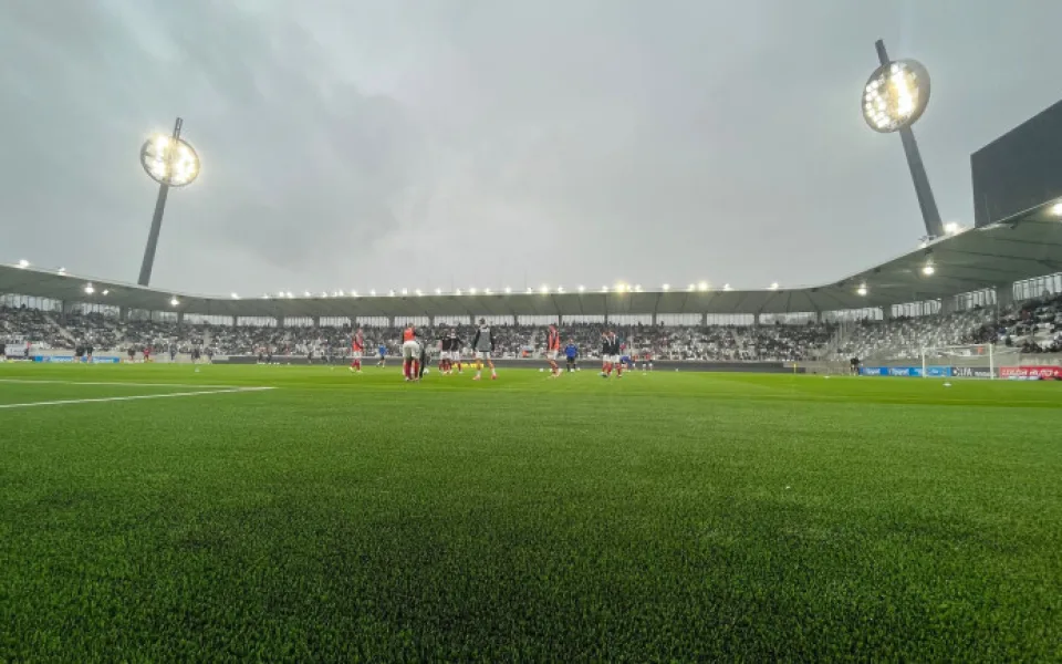 Práci společností, které staví nový stadion v Hradci Králové, hodnotí veřejnost spíše pozitivně.