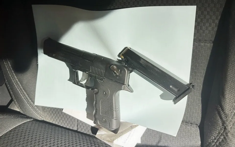 Muž v hradeckém baru mával pistolí nad hlavou. Nadýchal přes čtyři promile.