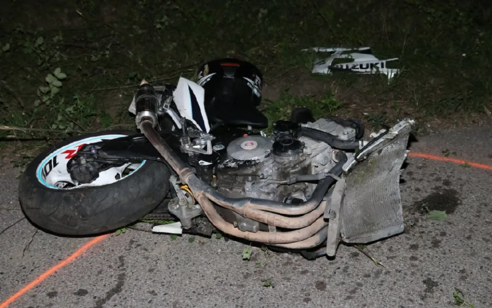 Motorkář nezvládl jízdu a narazil do stromu. Na místě zemřel.