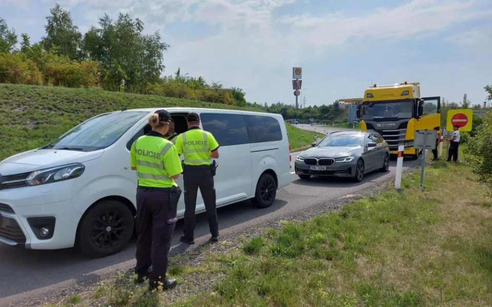 Policie se na D11 zaměřila na řidiče. Za pět hodin padlo téměř 50 pokut