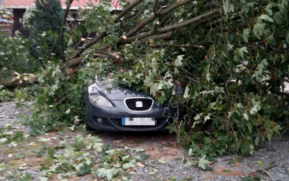 Vítr v noci v Královéhradeckém kraji lámal stromy. Bez elektřiny bylo přes tisíc domácností