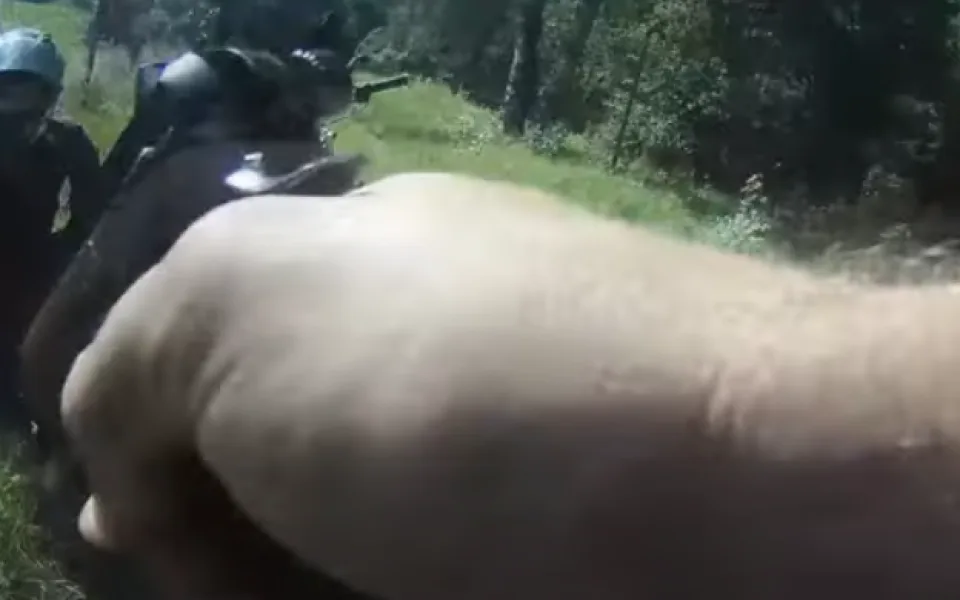Ujíždějícího motorkáře zastavil až varovný výstřel.  Hrozí mu dvouletý pobyt ve vězení.