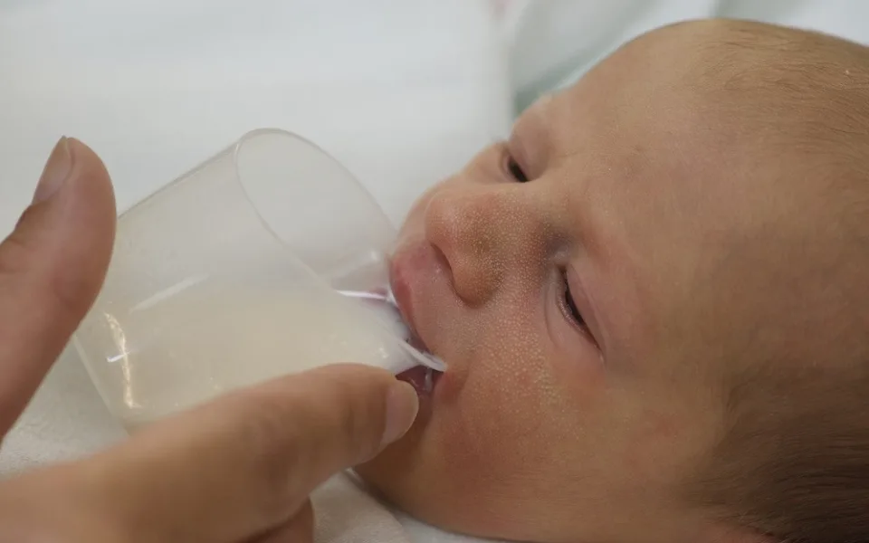 Hradecká nemocnice potřebuje doplnit mléčnou banku, hledá dárkyně