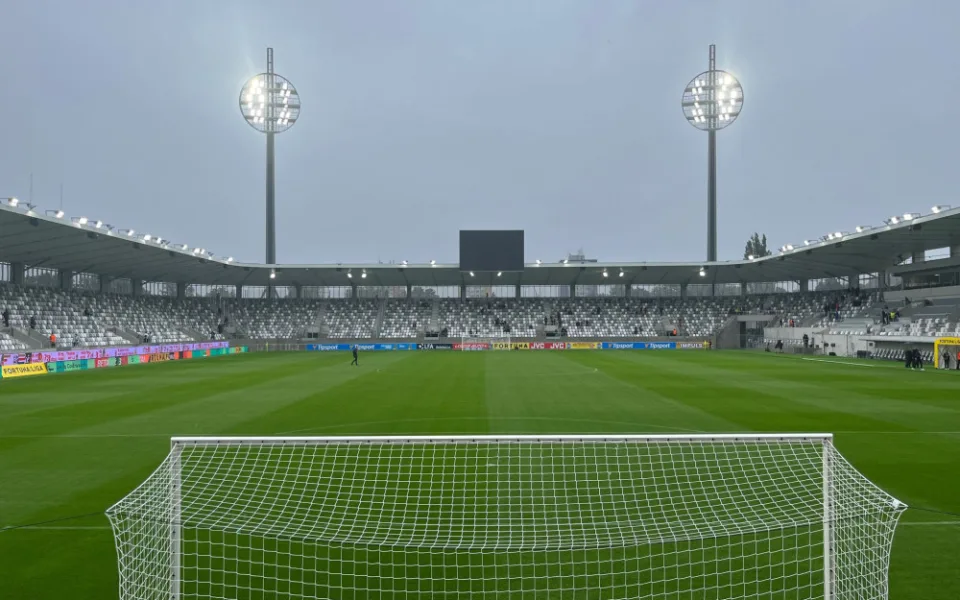 V Hradci Králové se otevře nový stadion. Lidé mohou využít MHD zdarma.