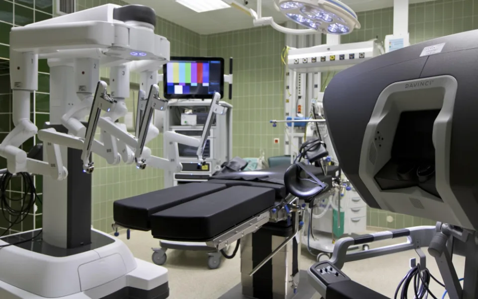 Fakultní nemocnice Hradec Králové pořídila za 70 milionů druhého operačního robota