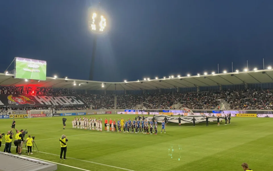 V Hradci Králové se otevřel nový fotbalový stadion. Fotbalovou část si dnes prohlédla veřejnost.