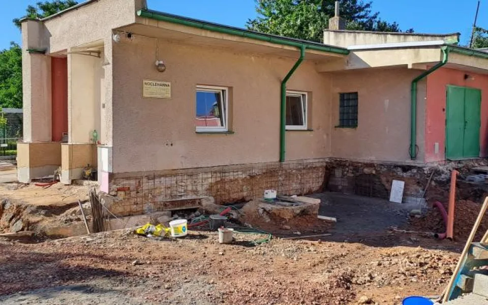 Azylový dům a ubytovna ve Dvoře Králové prochází rekonstrukcí. Hotovo bude za rok