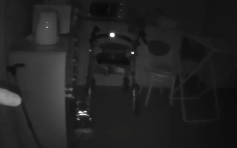 Uprostřed noci našli strážníci vyčerpanou stařenku v jejím bytě. Na podlaze ležela osm hodin.
