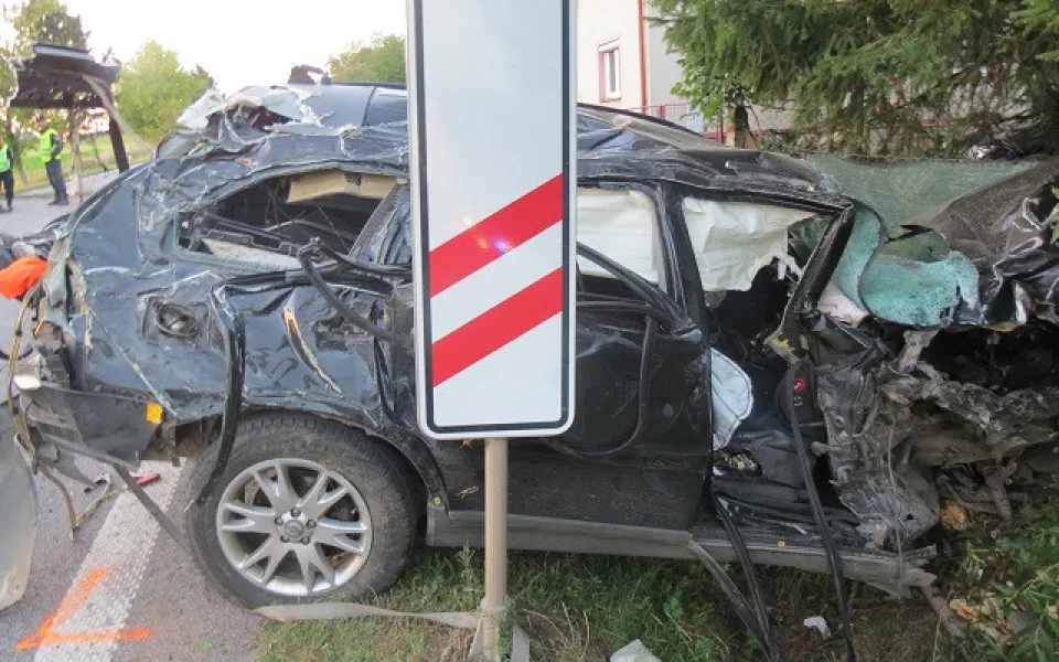 Nepřipoutaný řidič při nehodě vyletěl z vozu ven. Letěl pro něj záchranářský vrtulník.