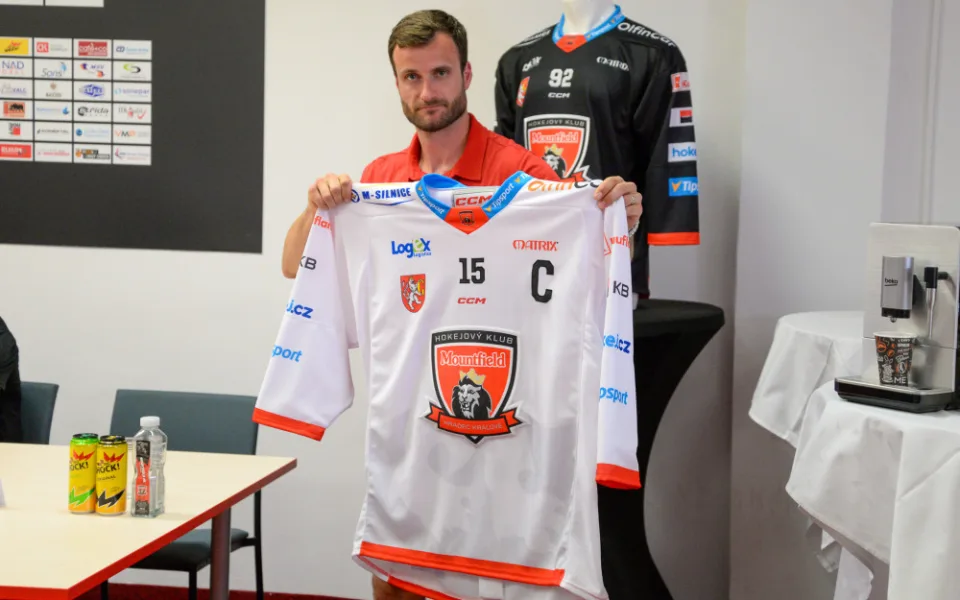 V Hradci Králové startuje hokejová extraliga. Tým vede nový kapitán Honza Eberle.