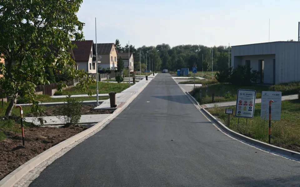 Březhradská ulice K Potoku je téměř hotová, o několik měsíců dříve