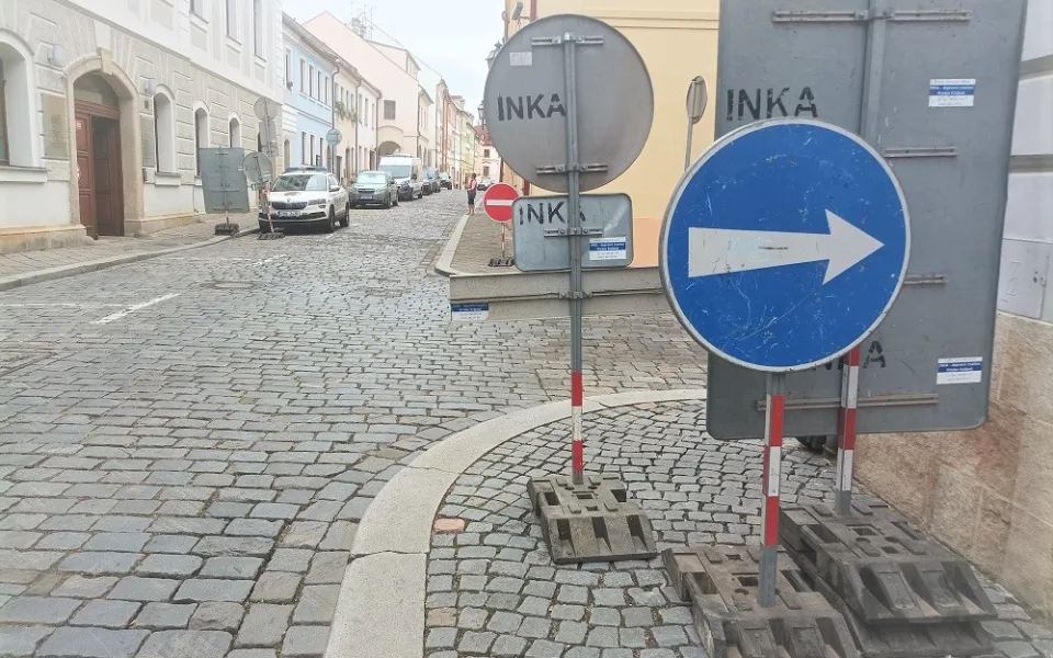 Řidiči v historickém centru Hradce Králové zmatkují a jezdí do protisměru