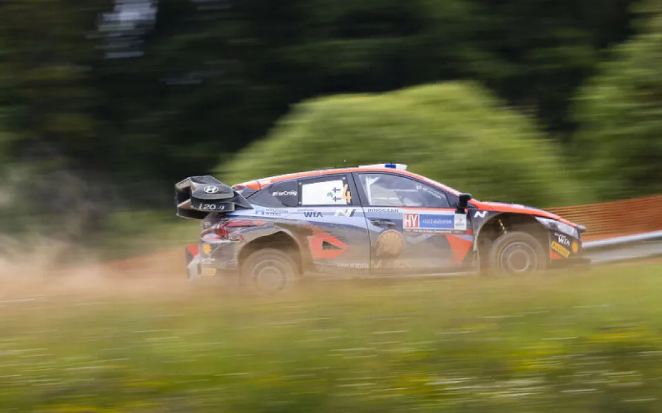 Světová špička rally míří poprvé do Česka. Na hladkém průběhu soutěže se budou podílet tisíce pořadatelů.