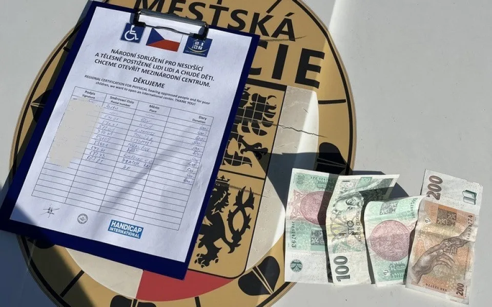 V Hradci Králové se objevila další falešná sbírka na hluchoněmé. Policie před podvodníky varuje.